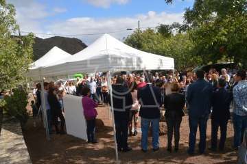 Emotivo acto de descubrimiento de la placa del pasaje que recuerda al periodista Adolfo Santana en Cernícalos (Foto TA)
